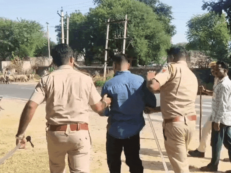 हंगामा करते युवक को पकड़कर ले जाती पुलिस