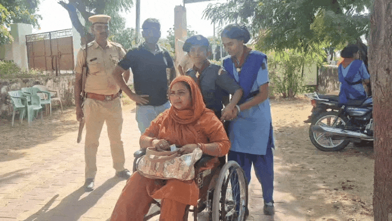 दिव्यांग को वोट दिखाने लेजाते स्काउट गाइड के बच्चे
