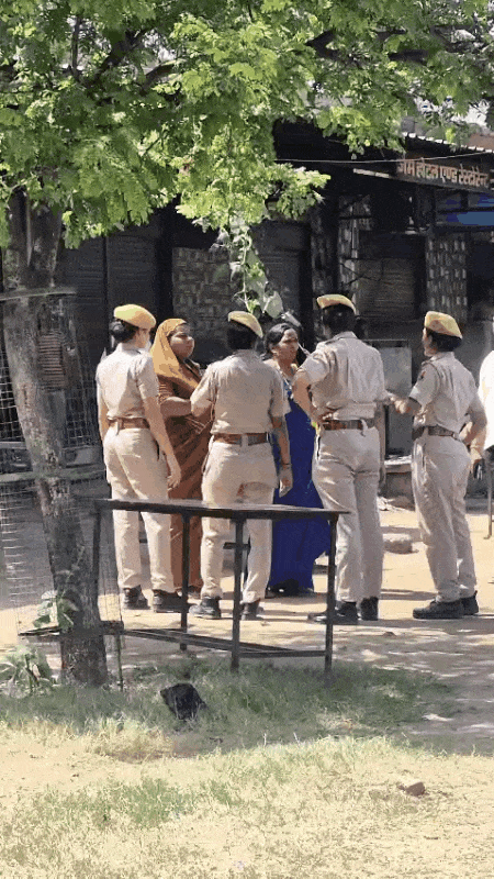 वार्ड 14 में मारपीट के बाद महिला प्रत्याशी और पुलिस के बीच बहस हुई