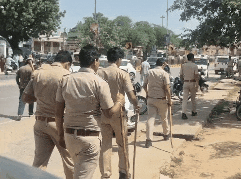वार्ड 14 में तैनात पुलिस का अतिरिक्त जाप्ता।