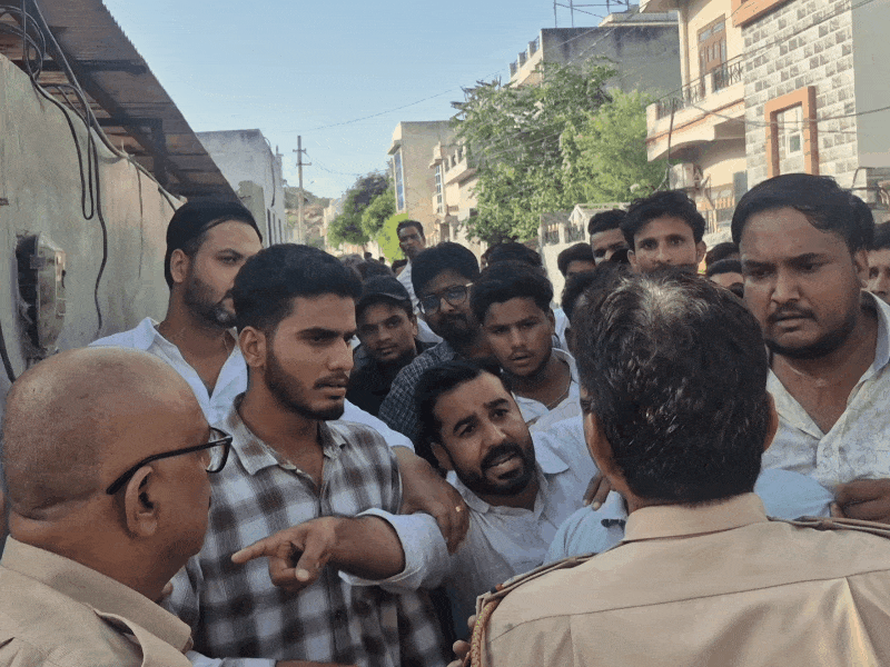 वार्ड 35 में विवाद के दौरान प्रदर्शनकारियों से समझाइश करते हुए पुलिस।