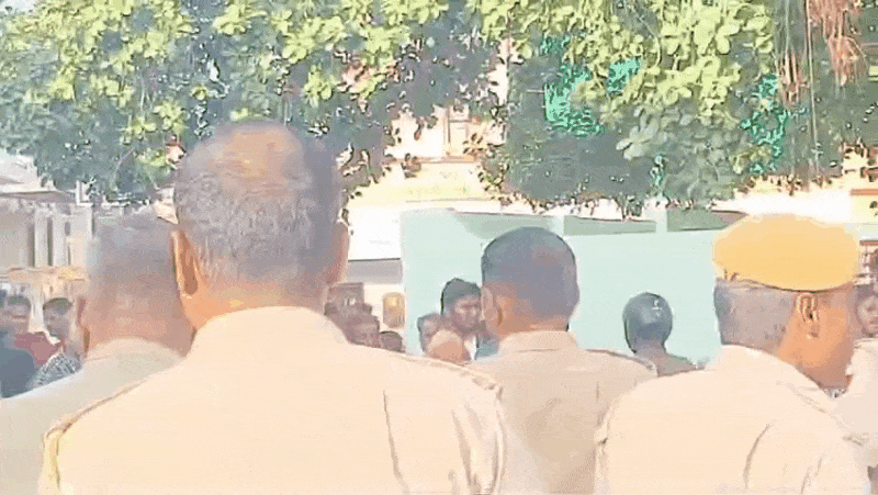 वार्ड 35 से भीड़ को हटाते हुए पुलिस।