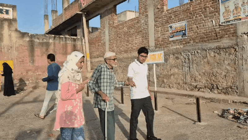 बुजुर्ग ने बच्चों के सहारे पहुंचकर किया मतदान