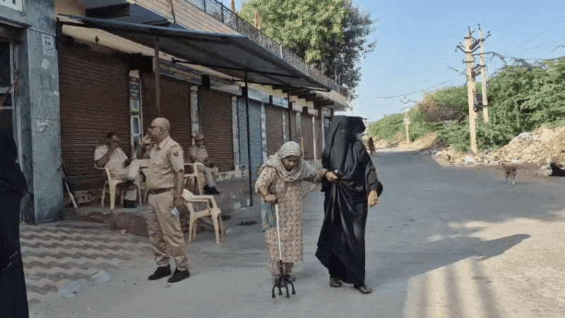 मतदान करने आई बुजुर्ग महिला