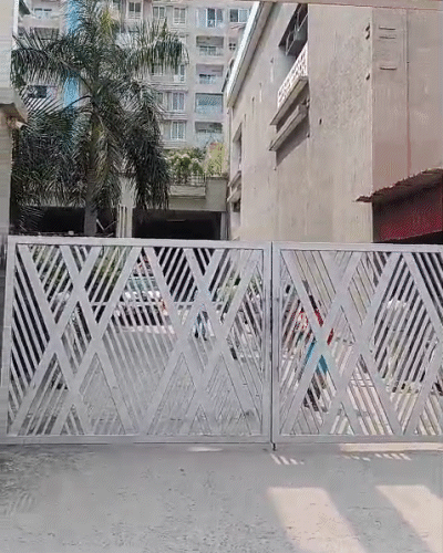 इसी बिल्डिंग के 2 फ्लैट को खंगाला जा रहा है।