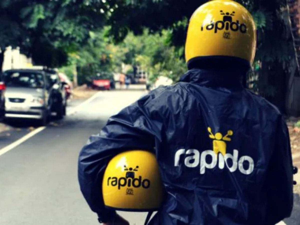 On Sunday, a youth delivering a parcel via Rapido sent offensive messages to a girl.