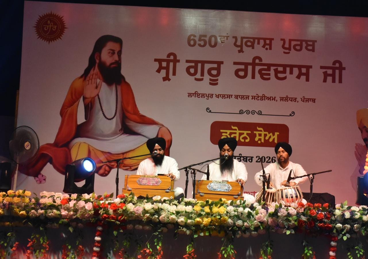 प्रसिद्ध रागी भाई जसबीर सिंह जी शब्द कीर्तन करते हुए।