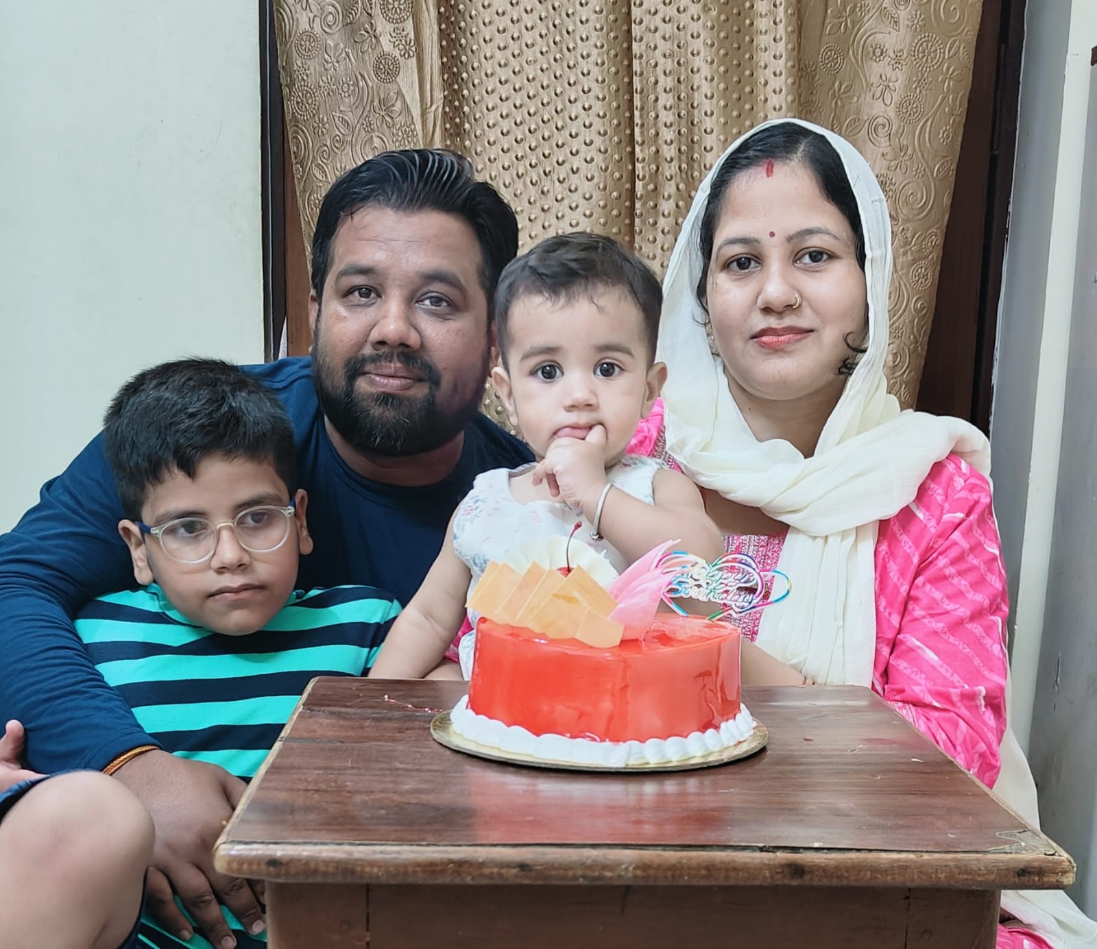 मां-पिता और छोटी बहन के साथ आदित्य पांडेय है। तस्वीर बहन के जन्मदिन की है।