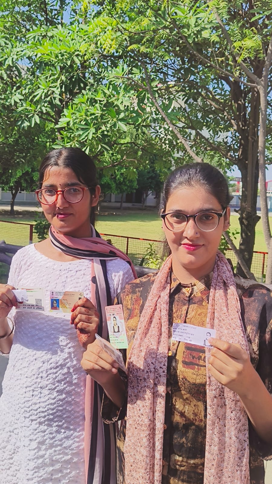 नीमकाथाना. वार्ड नं 3 बूथ पर पहली बार युवती ने किया वोट।