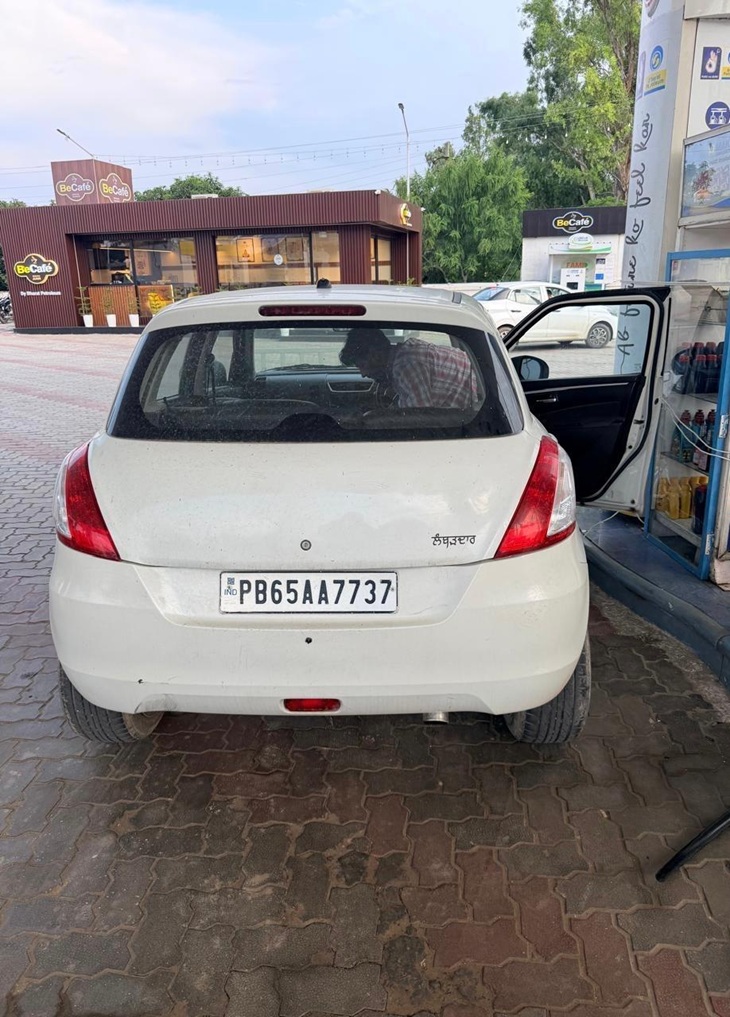 इस कार में आरोपी आया था।