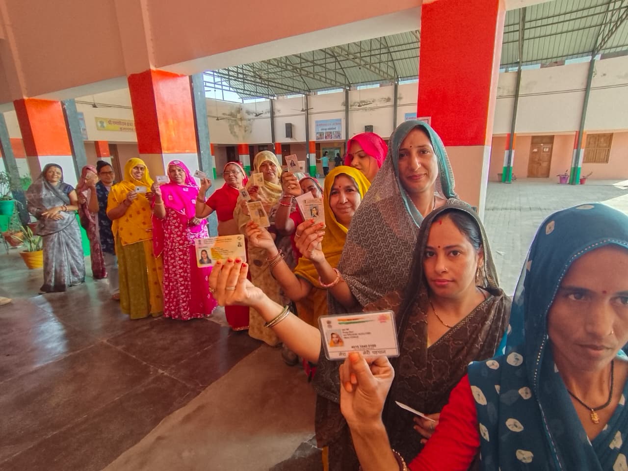 सुबह 11 बजे तक बड़ी संख्या में महिलाएं वोटिंग के लिए पहुंची।