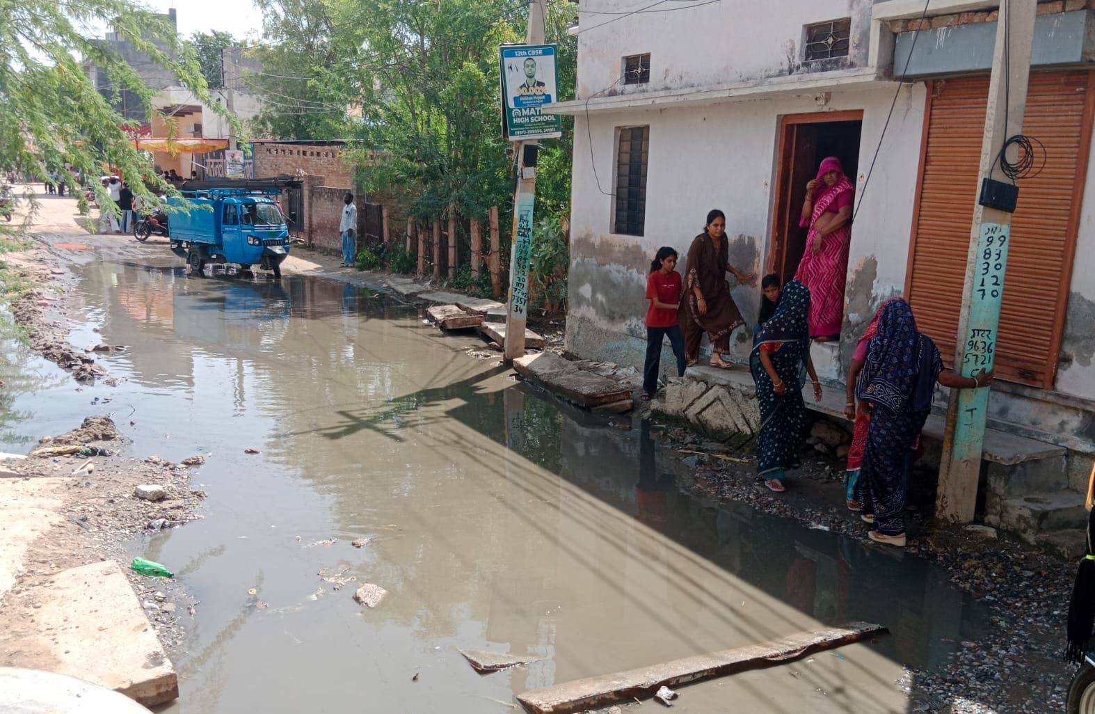 चूरू शहर के वार्ड 45 में एकत्रित गंदे पानी के बीच से मतदान देकर लौटती महिलाएं।