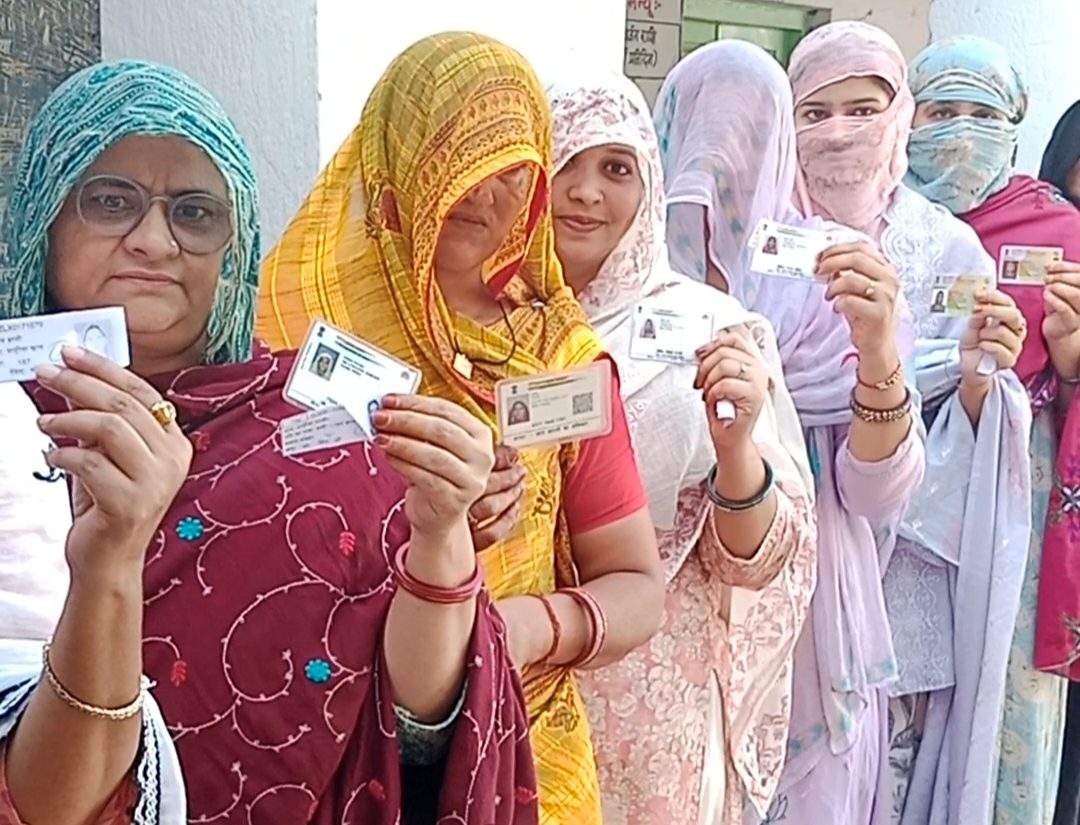 चूरू शहर के वार्ड 41 में बने बूथ पर महिला मतदाताओं की लगी लाइन।