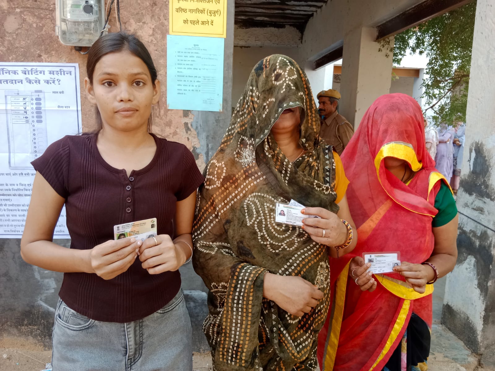 चूरू शहर के वार्ड 41 में दिया तंवर अपने परिजनों के साथ अपना पहला वोट देने आई।