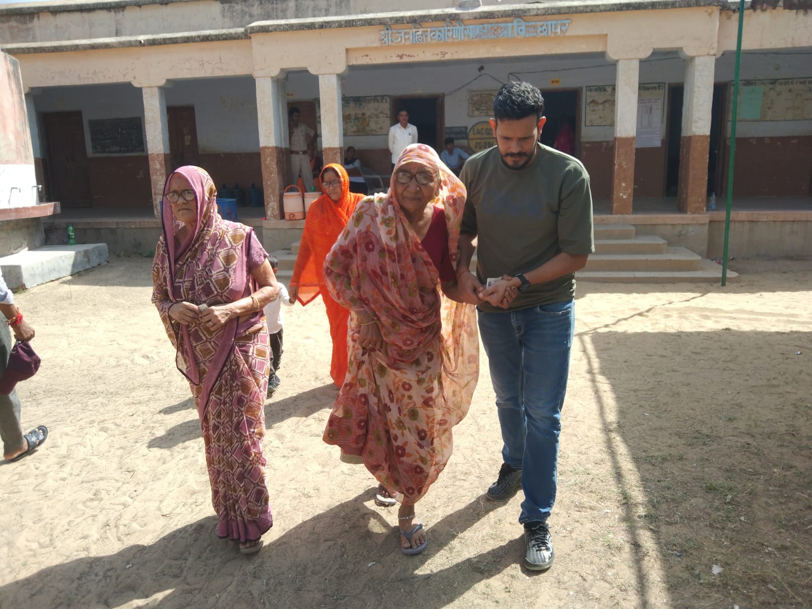 बुजुर्ग महिला ने पैदल चलकर वोट डाला।