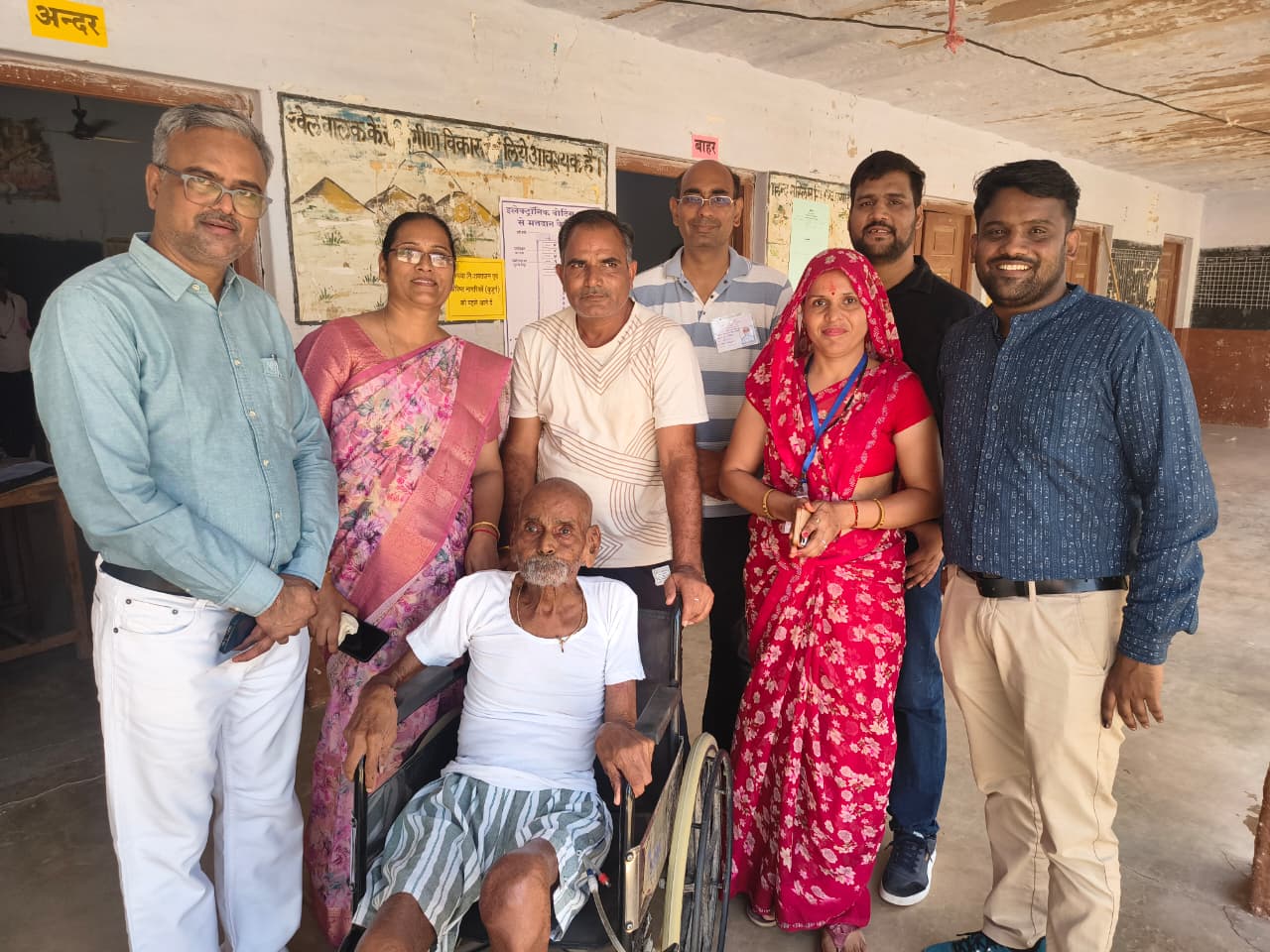 बुजुर्ग ने व्हीलचेयर पर चलकर मतदान किया।