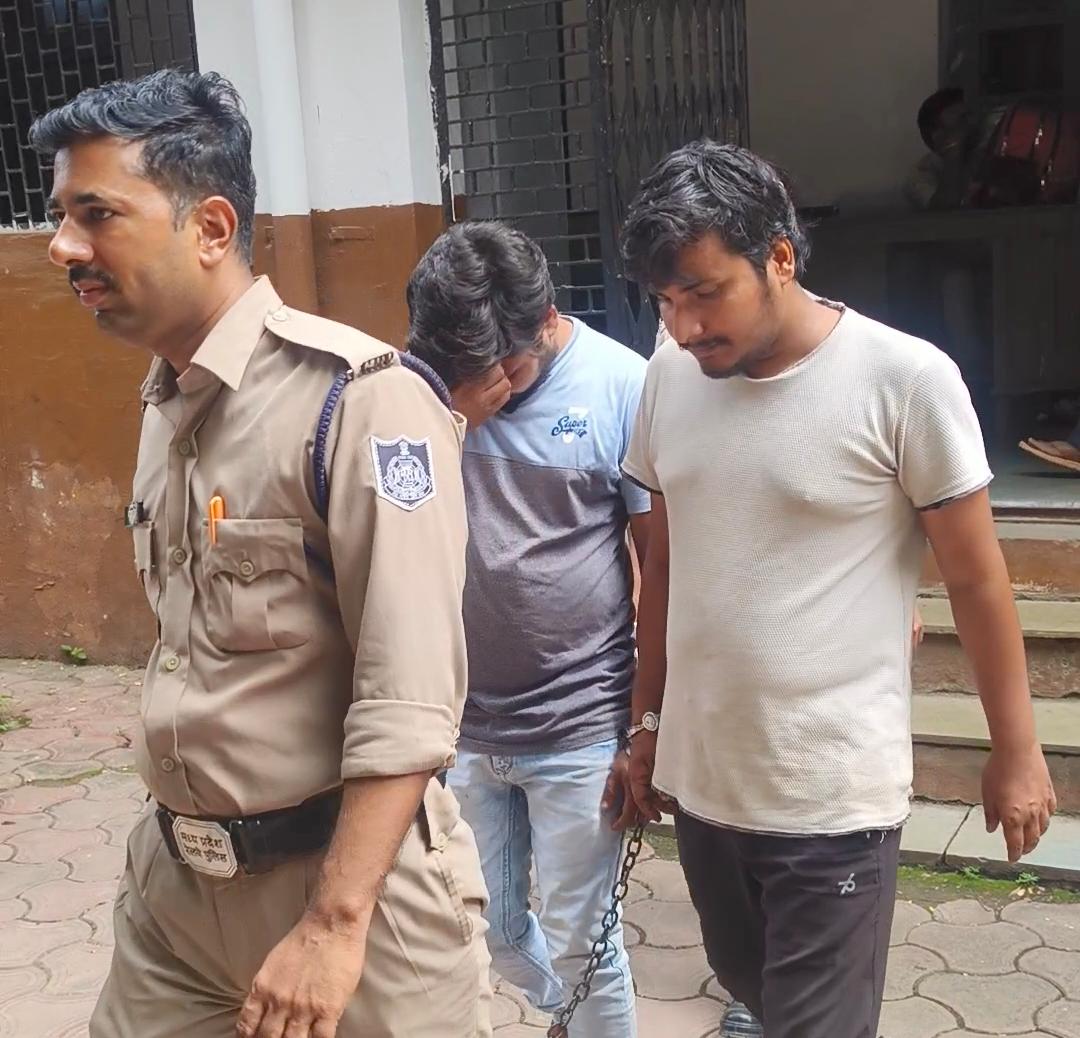 कोर्ट से जेल जाते समय परीक्षार्थी निरंजन (चेहरे पर हाथ रखे हुए) व फर्जी अभ्यर्थी अजीत मीडिया के कैमरे से चेहरा छिपाते रहे।
