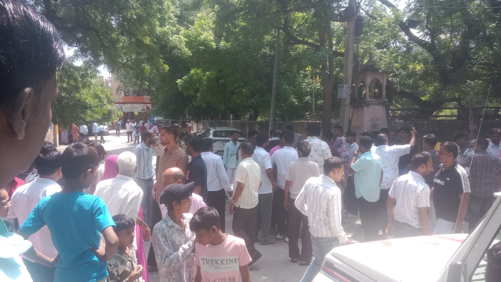 वार्ड19 में गाड़ी पर लगे स्टिकर की वजह से निर्दलीय प्रत्याशी और भाजपा प्रत्याशी के समर्थकों में कहासुनी हो गई।