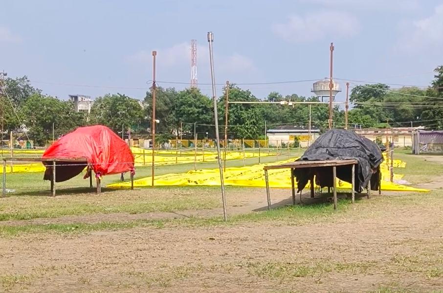 इसी रेलवे खेल मैदान में हो रही शारीरिक दक्षता परीक्षा।