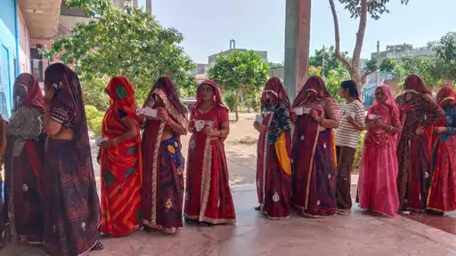 मतदान केंद्र पर वोट डालने पहुंची महिलाएं।