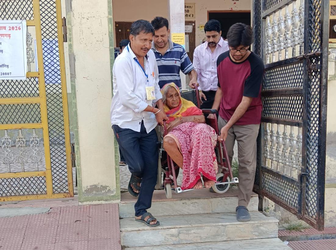 लक्ष्मणगढ़ के वार्ड नंबर 30 में 95 वर्षीय संतोष देवी व्हीलचेयर पर मतदान केंद्र पहुंचीं।