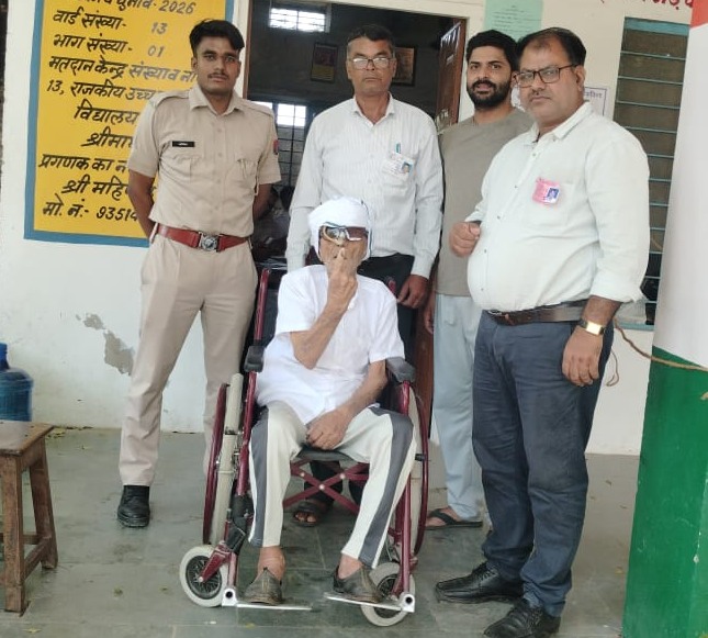 वार्ड नंबर 13 निवासी 104 वर्षीय रामचंद्र बिजारणिया ने मतदान किया।