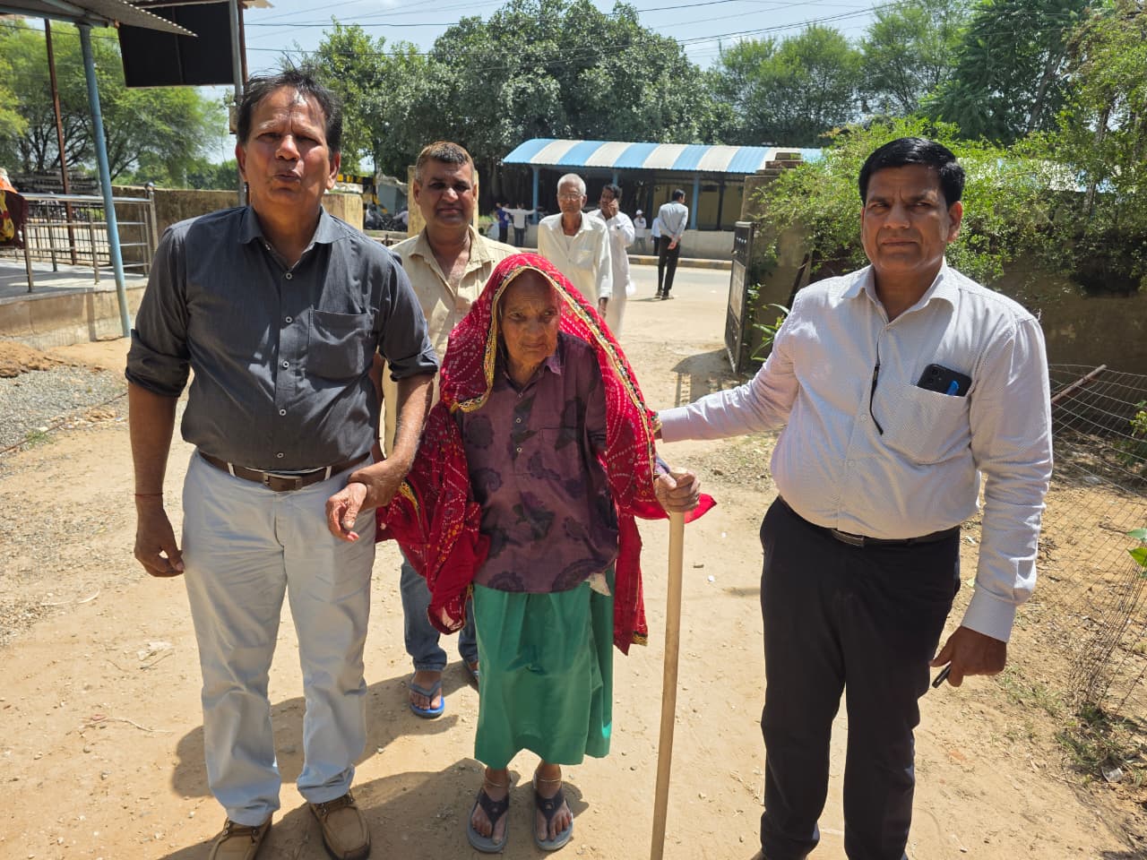 वार्ड 16 के गोपाकाला निवासी 101 साल की पतासी देवी अपने बेटों, पोते-पोतियों के साथ जयपुर से वोट डालने श्रीमाधोपुर पहुंचीं।