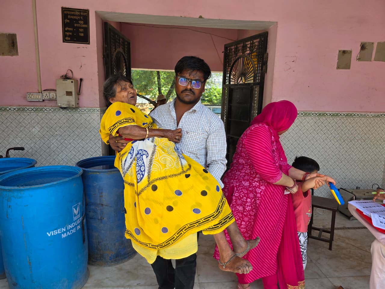 बूथ संख्या 28, हरभजनका धर्मशाला में 75 वर्षीय सुशीला देवी अपने पोते अतुल की गोद में मतदान करने पहुंचीं। सुशीला देवी पिछले 5 साल से लकवाग्रस्त हैं।