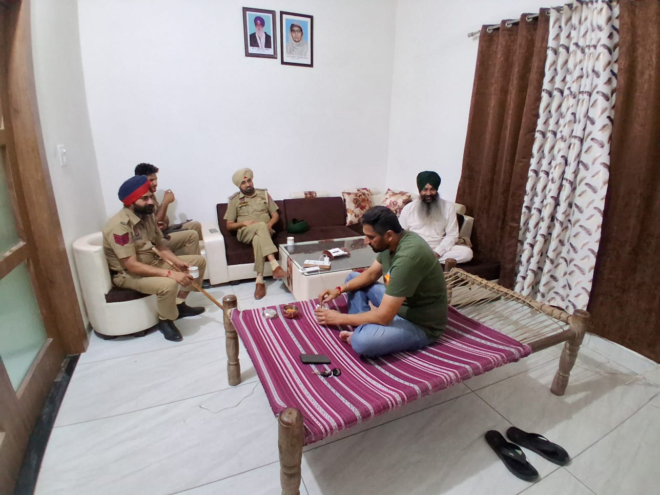 पुलिस टीम से बातचीत करते नजर आए किसान नेता।