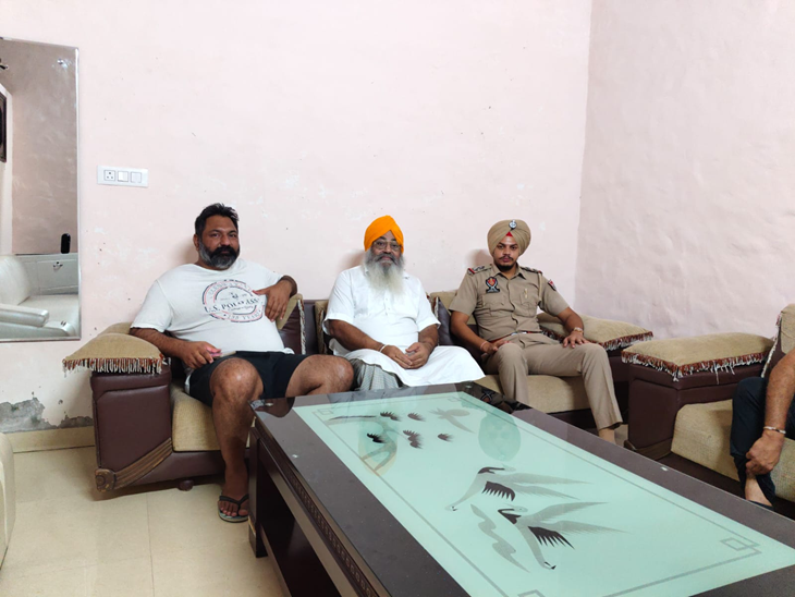 किसान नेता के साथ घर पर मौजूद पुलिस अधिकारी।