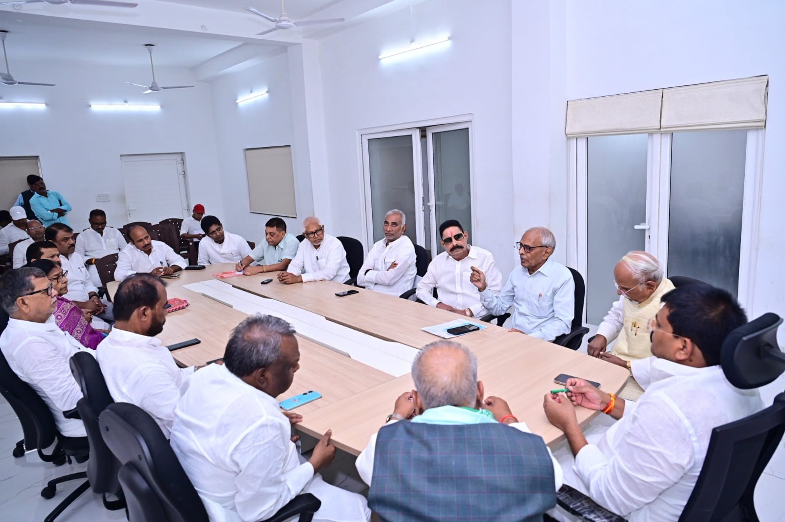 7 सितंबर की शाम पटना के JDU कार्यालय में इस विवाद को लेकर बैठक हुई थी। इसमें पार्टी की अंदरुनी लड़ाई को खत्म करने की कोशिश की गई।