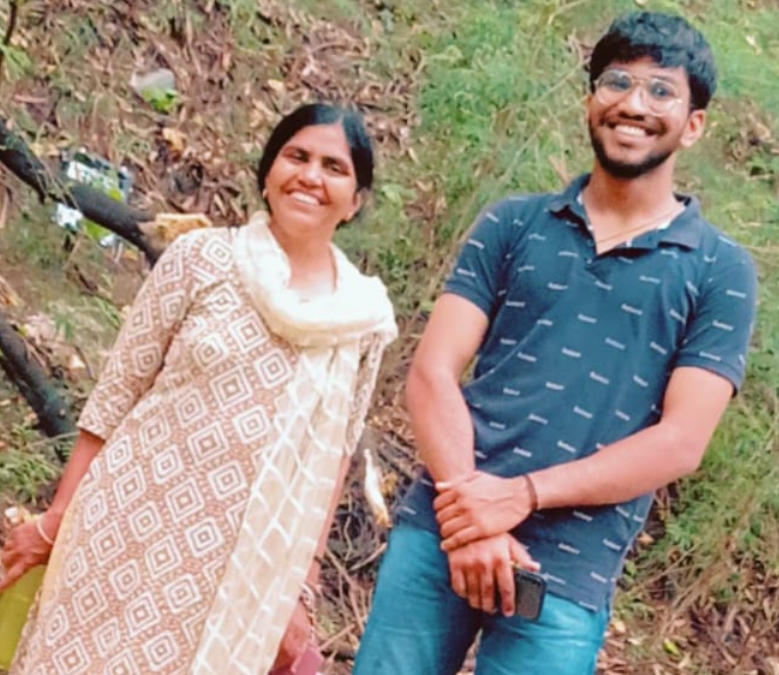 मां मंजू शर्मा के साथ गौरव शर्मा।