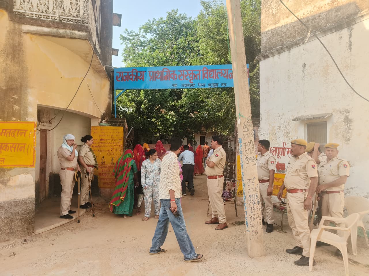 वार्ड 9, 10 और 11 में हथियारबंद पुलिस कर्मी तैनात।