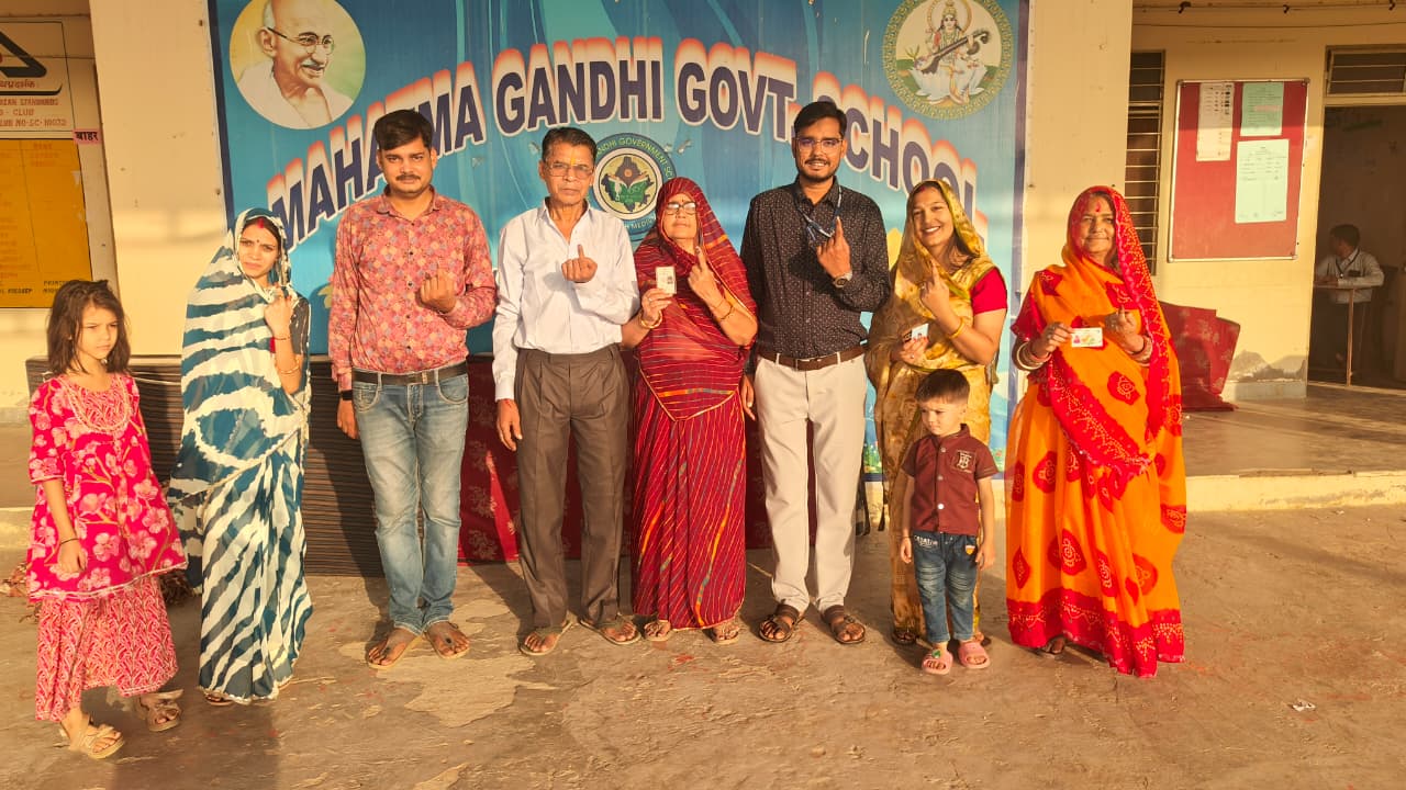 कई लोगों ने अपने परिवार सहित वोट दिया।