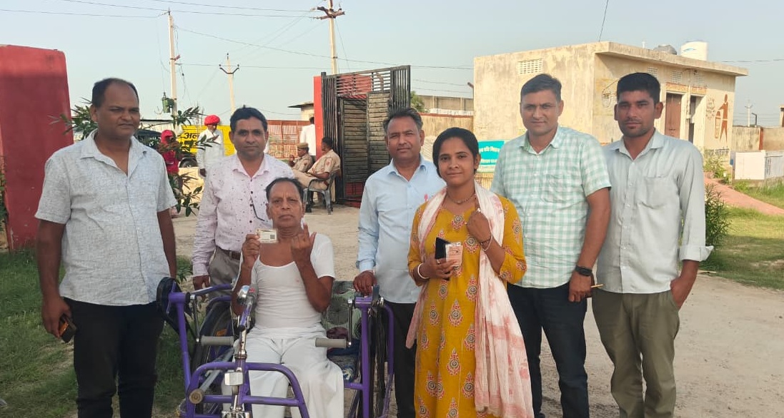 दिव्यांग को लेकर पहुंचे परिजन।