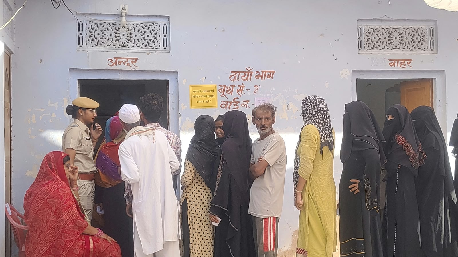 खंडेला में लगी मतदाताओं की लंबी कतार।