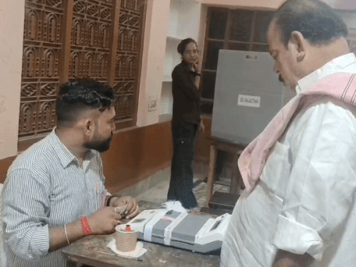 नगर निकाय चुनाव में लोग उत्साह से मतदान करने पहुंचे।