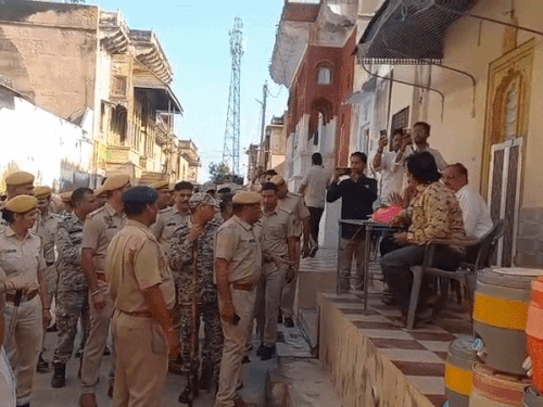 एडिशनल एसपी डॉ. तेजपाल सिंह पोलिंग बूथों का निरीक्षण करने पहुंचे।