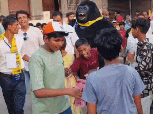 आम आदमी पार्टी के प्रत्याशी एक कलाकार को गोरिल्ला का रूप देकर प्रचार के लिए पहुंचे।