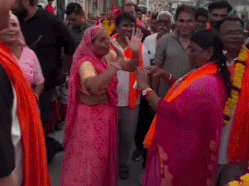 विधायक अनीता भदेल वार्ड 20 में भाजपा प्रत्याशी के प्रचार के दौरान महिला वोटर के साथ डांस करती नजर आईं।