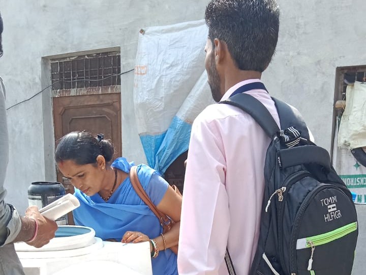 आशा कार्यकर्ता, एएनएम, सीएचओ की टीमें घर-घर जाकर जांच कर रही हैं।
