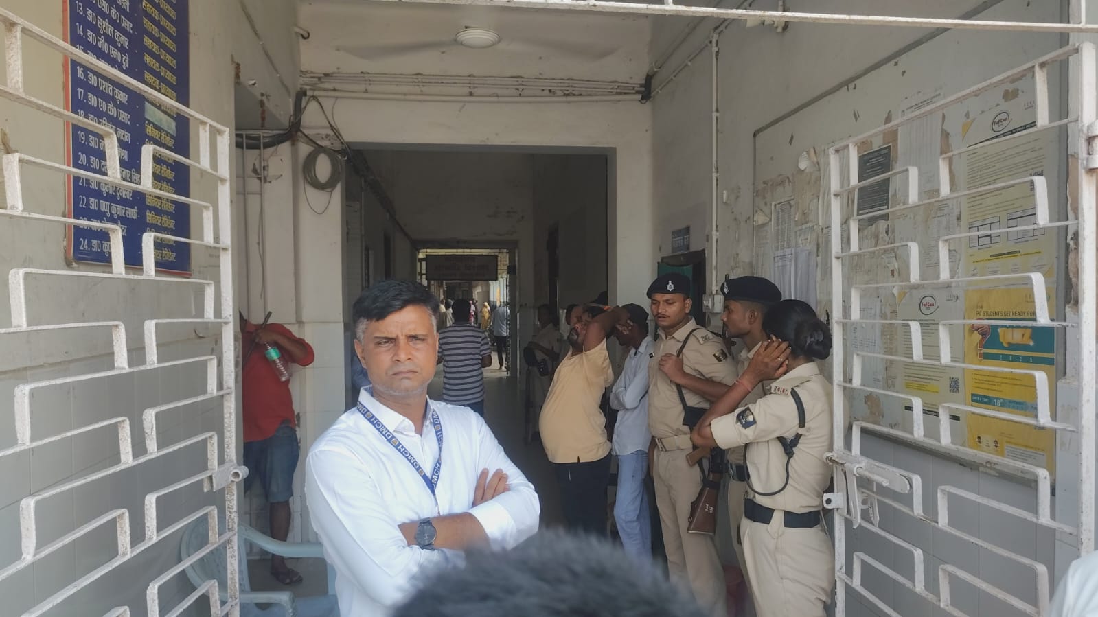 पुलिस टीम जाँच करने पहुँची