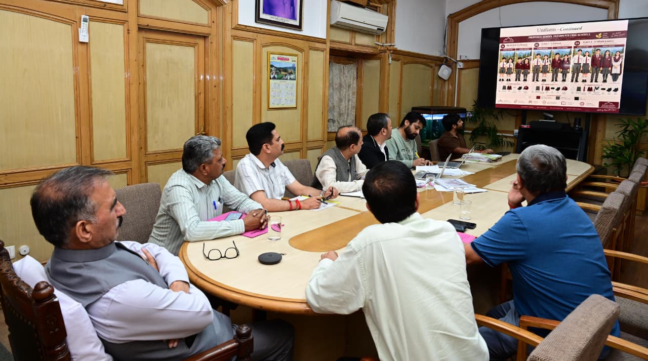 सीबीएसई स्कूलों में स्टूडेंट और टीचर की ड्रेस तय करने को आयोजित मीटिंग की अध्यक्षता करते हुए सीएम सुक्खू।