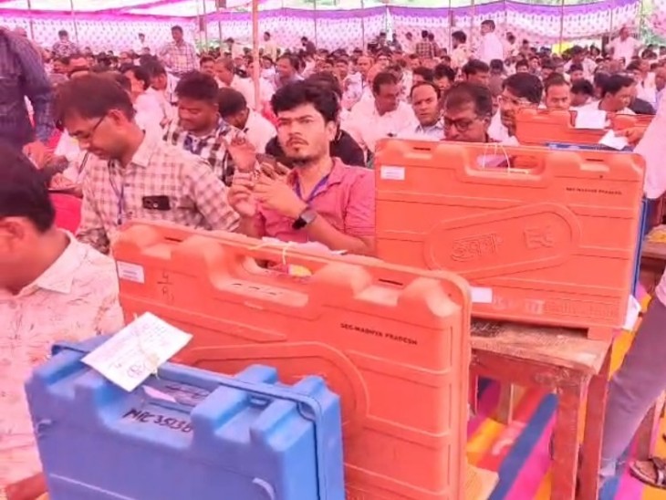 फाइनल प्रशिक्षण में मौजूद कार्मिक।