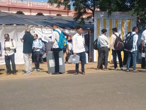 भवानी निकेतन कॉलेज से मतपेटियां लेकर निकलते कर्मचारी।