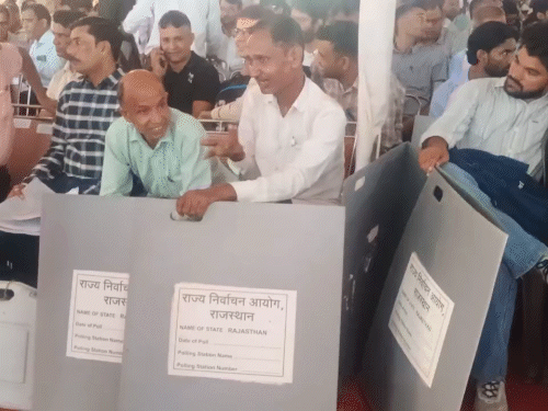 गुरुवार को कर्मचारियों की मतदान को लेकर विशेष ट्रेनिंग भी आयोजित की गई।
