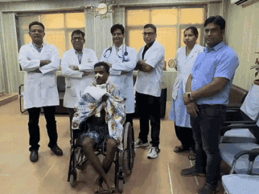 सड़क हादसे में युवक का जबड़ा कटकर नीचे गिर गया था, जिसे जेएलएन अस्पताल में डॉक्टर्स की टीम ने दोबारा जोड़ दिया।
