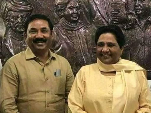 मायावती के साथ अशोक सिद्धार्थ (फाइल फोटो)