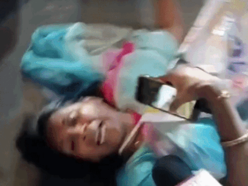 जयपुर के वार्ड 107 से भाजपा प्रत्याशी अनुराधा माहेश्वरी ने पोस्टर हटाए जाने के बाद सड़क पर लेटकर प्रदर्शन किया।