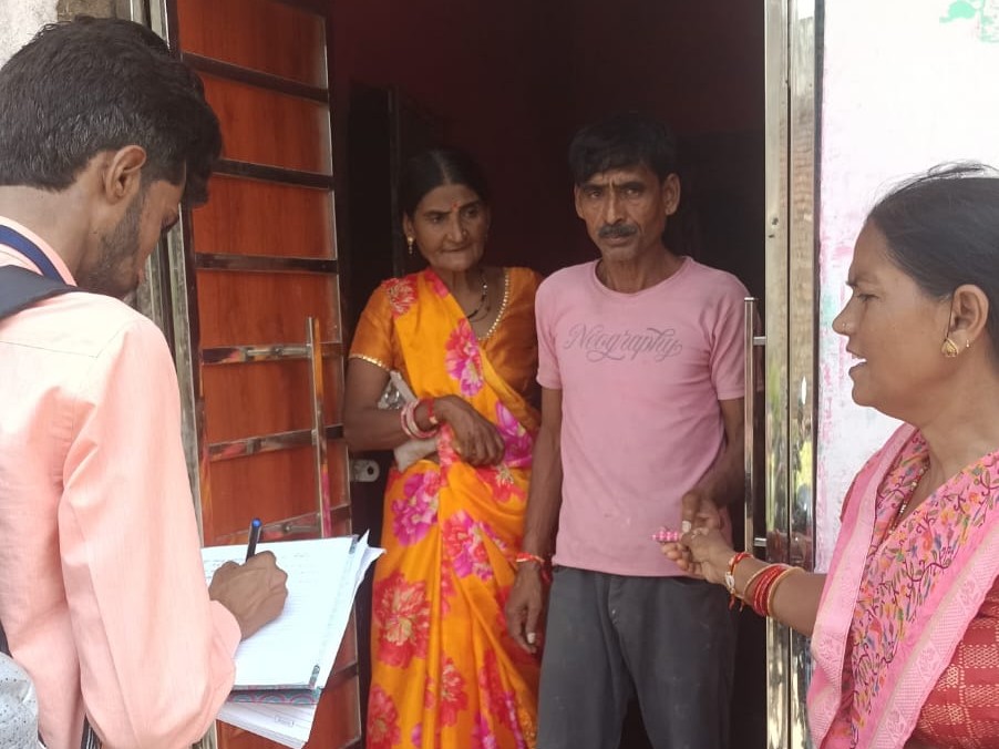 डोमेस्टिक ब्रीडिंग चेकर्स की टीमें घर-घर जाकर सर्वे कर रही हैं।